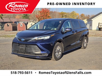 2022 Toyota Sienna LE 8 Passenger