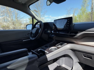 2022 Toyota Sienna LE 8 Passenger