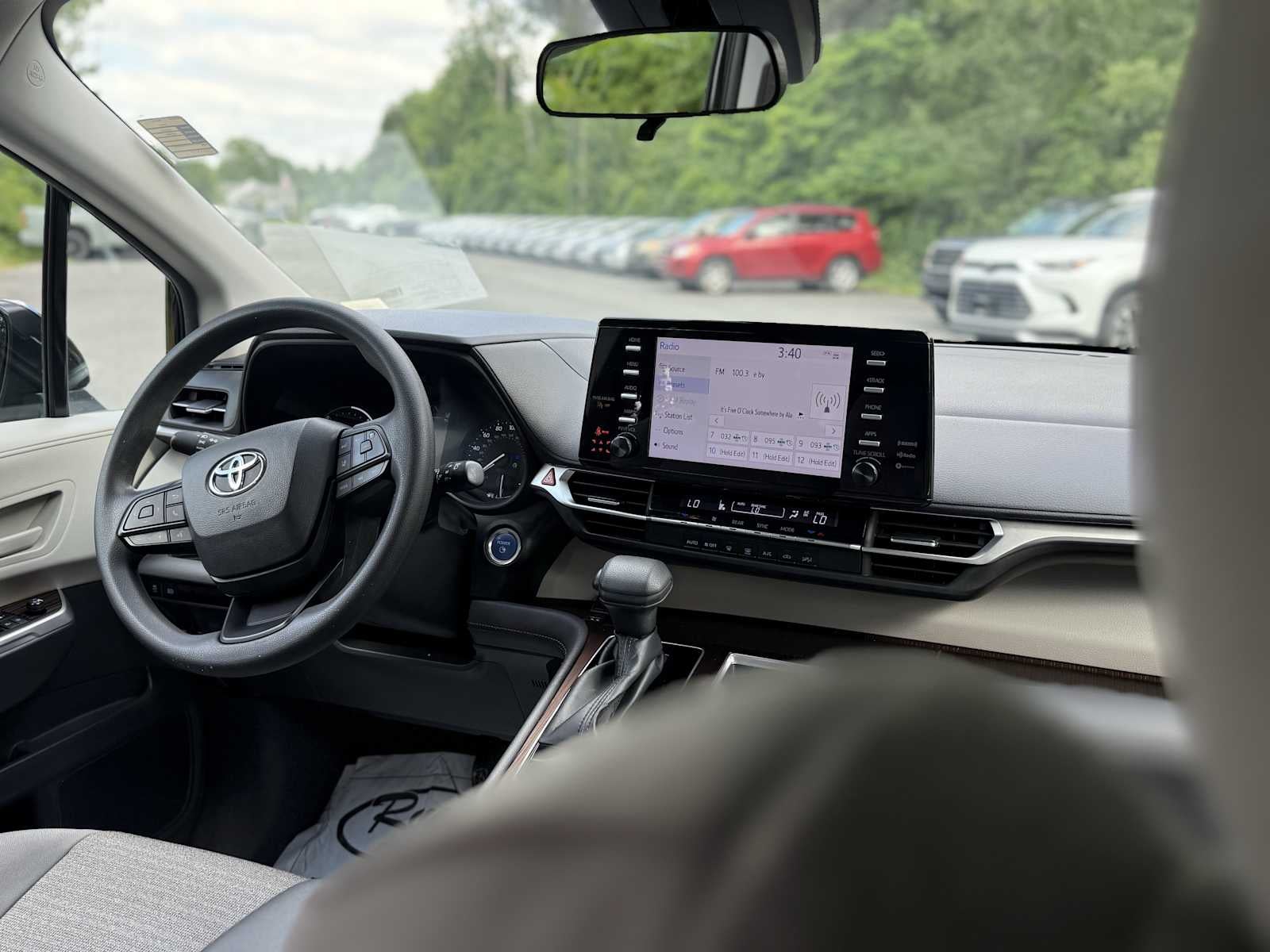 2022 Toyota Sienna LE