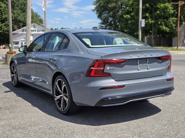 2024 Volvo S60 B5 Core Dark Theme